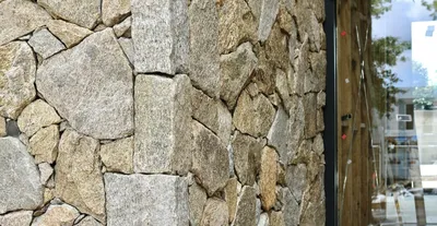 Thermal performance of natural stone facades in global climates